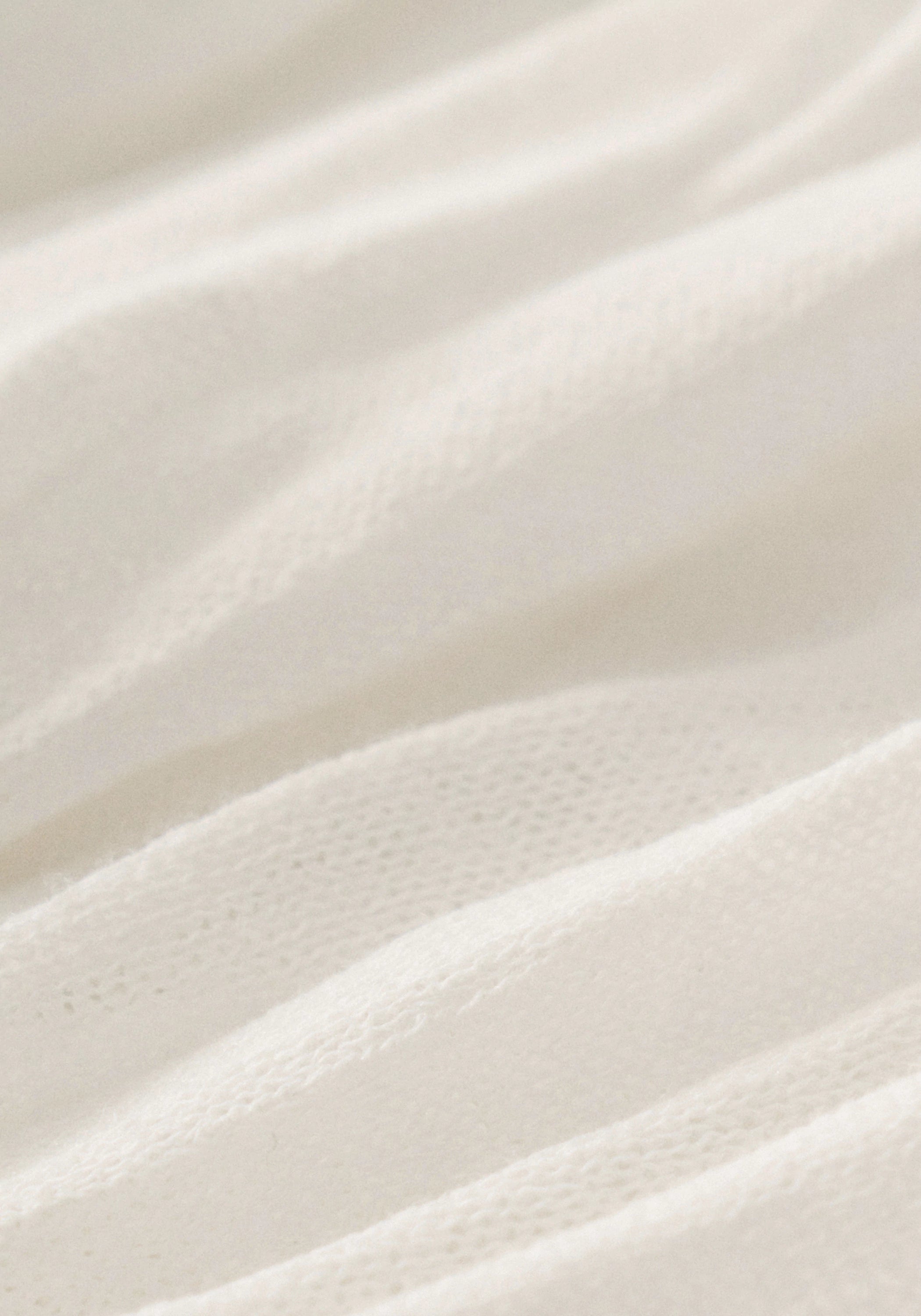 #color_off white