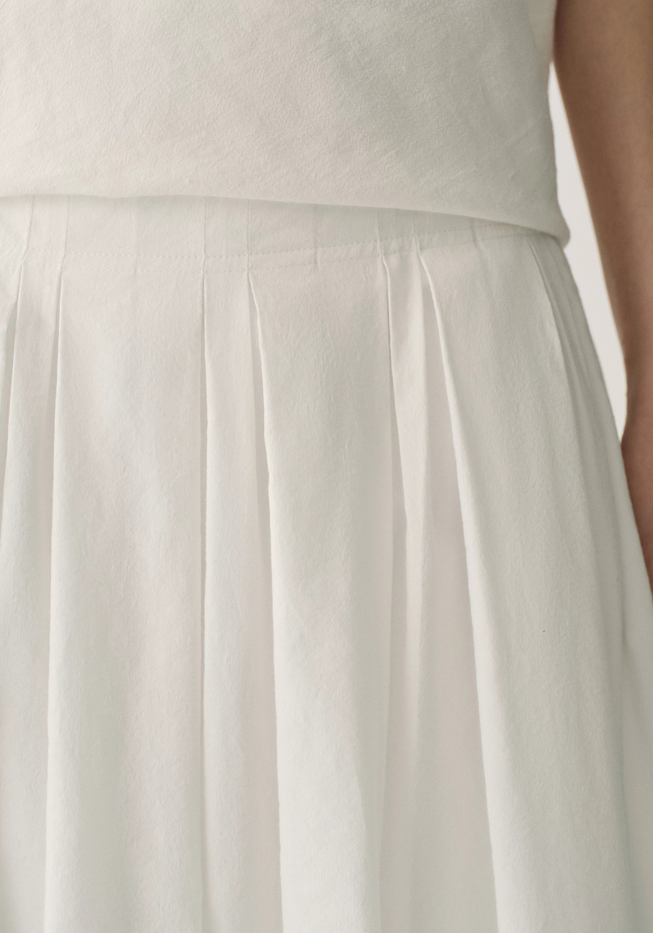 #color_off white